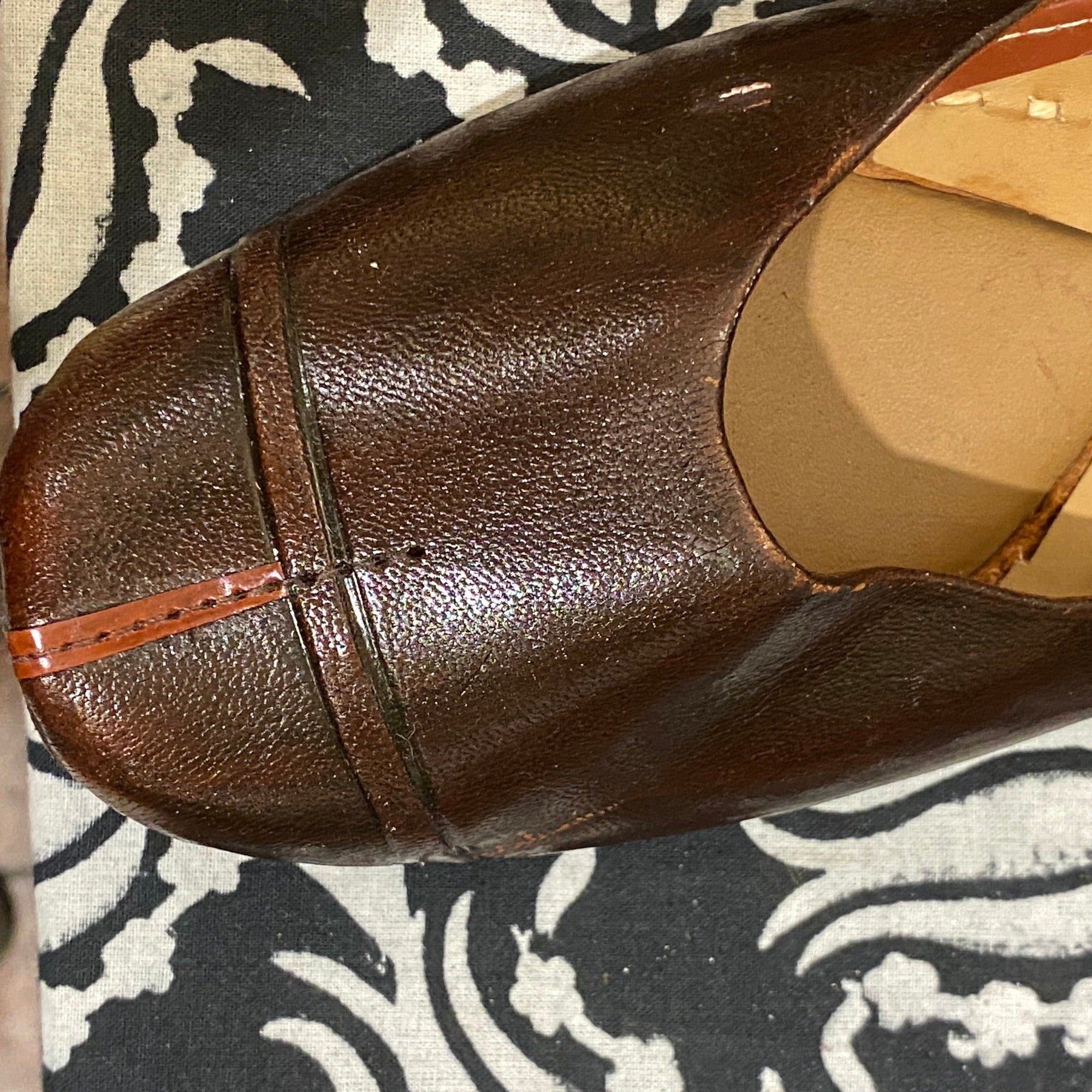 Handmade leather shoes in many colors - Vintage India NYC