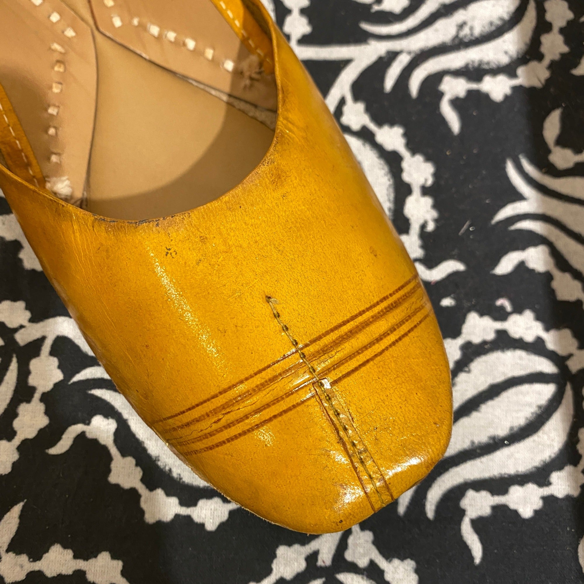 Handmade leather shoes in many colors - Vintage India NYC