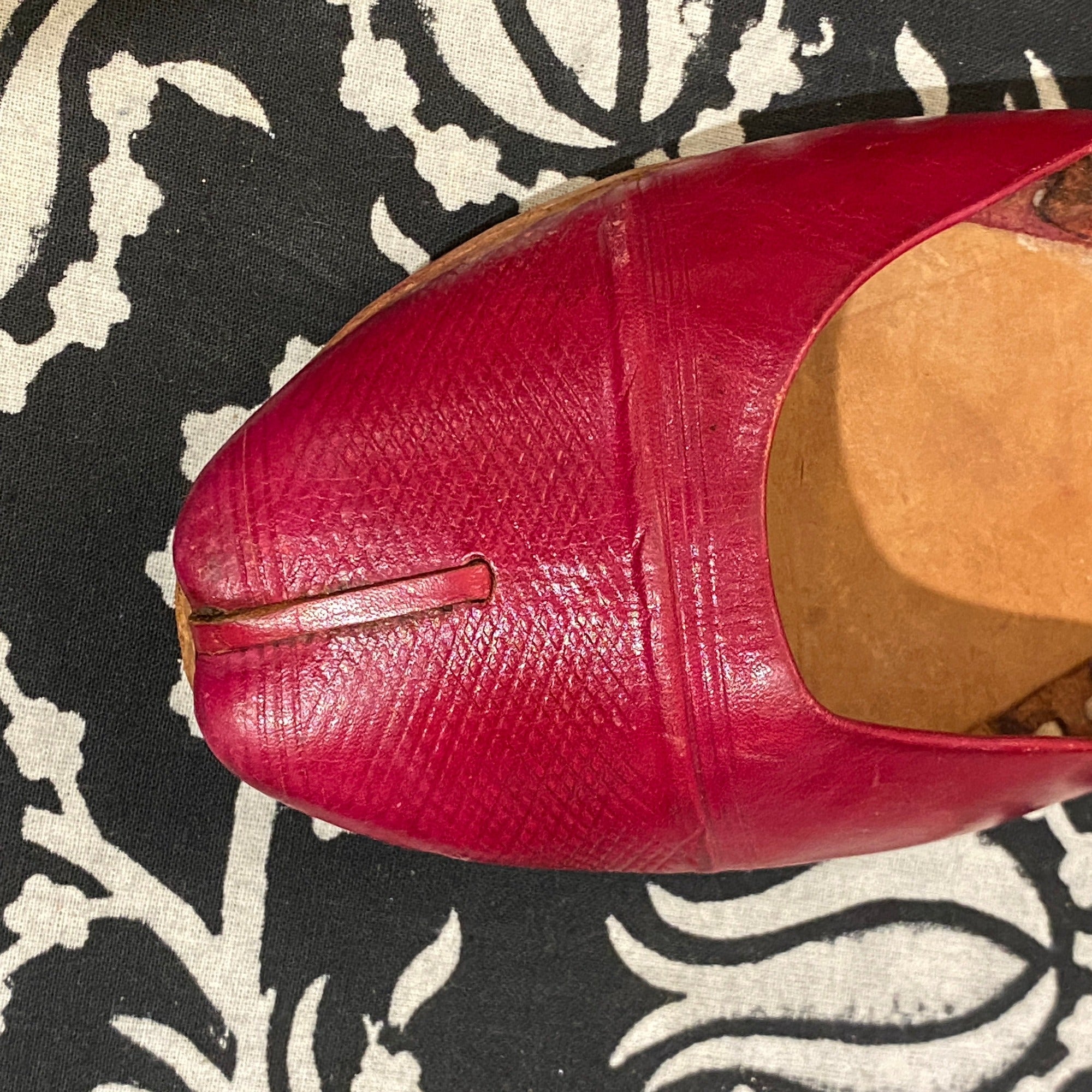 Handmade leather shoes in many colors - Vintage India NYC