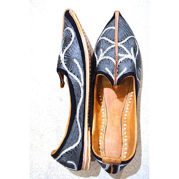 Handmade leather shoe with grey and white embroidery - Vintage India NYC